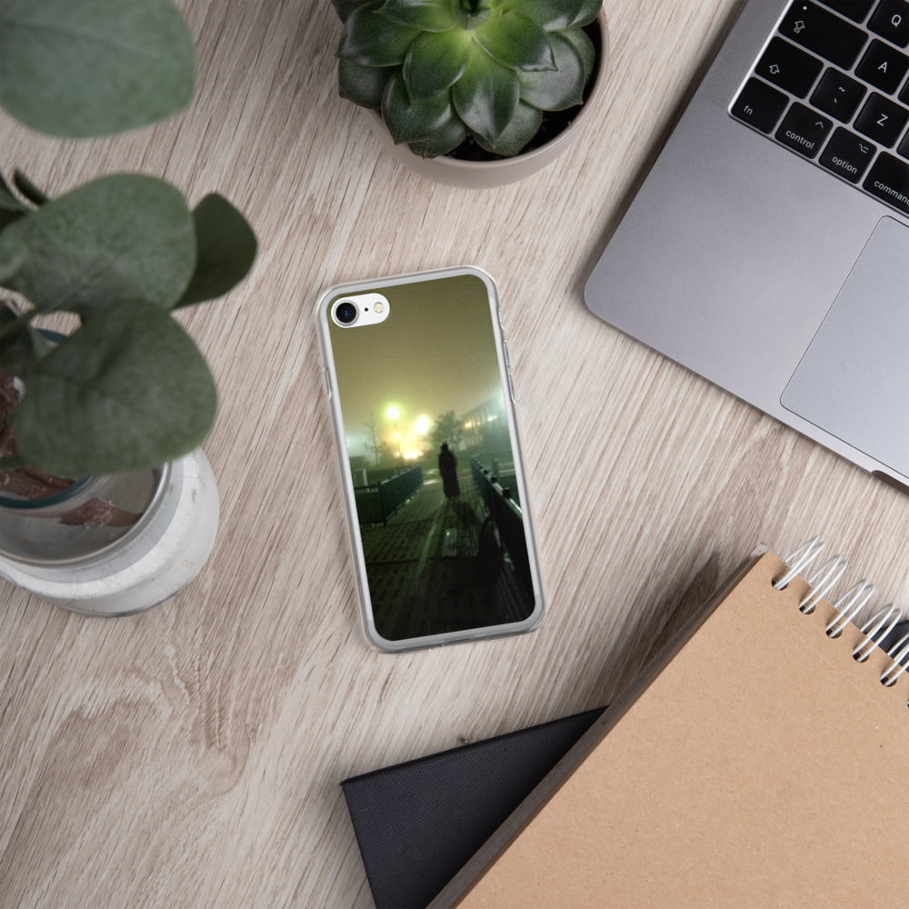 iphone-case-iphone-se-lifestyle-4-616918805ee3e.jpg
